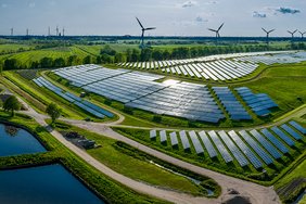 Solaranlage mit Windrädern