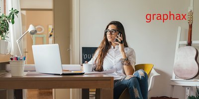 Frau telefoniert mit Smartphone