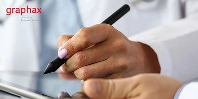 Hand mit Stift und Tablet