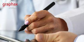 Hand mit Stift und Tablet