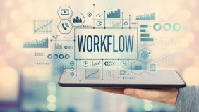 Tablet auf Hand mit Workflow Symbolen