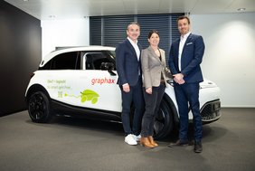 Juan Chenevard und Sonja Nobs vor dem ersten E-Auto der Graphax AG