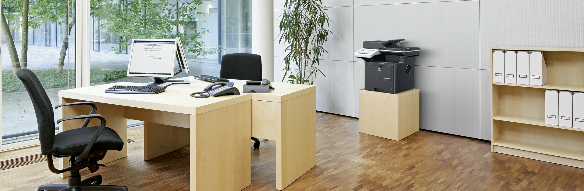 Leeres Büro mit grossen Fenster