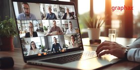 Laptop mit laufender Konferenz mit 9 Teilnehmern
