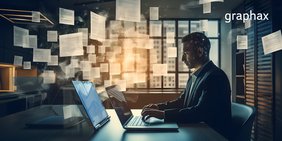 Mann arbeitet vor Laptop