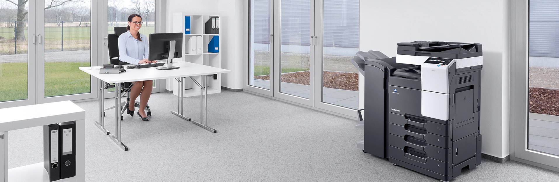 Frau an einem Schreibtisch am arbeiten