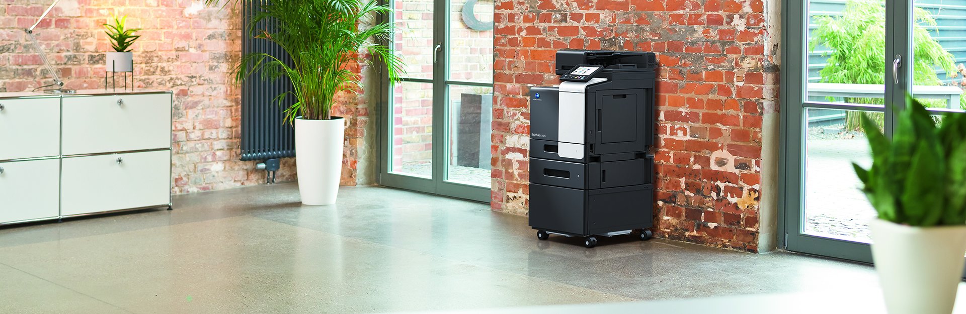 Ansicht Konica Minolta bizhub C3321i vor Backsteinmauer