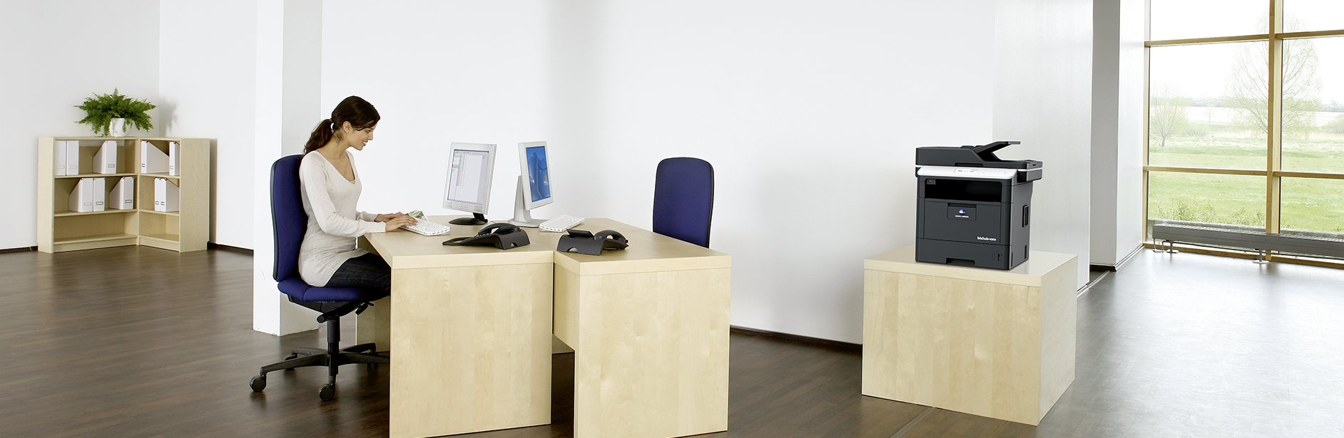 Frau sitzt an einem Schreibtisch