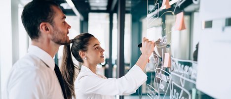 Mann und Frau arbeiten an einem Dashboard
