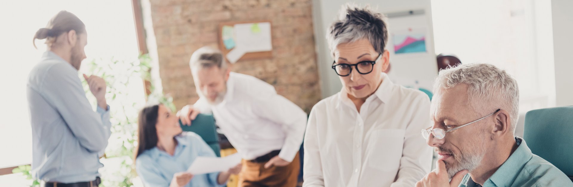 Menschen in einer Bürosituation
