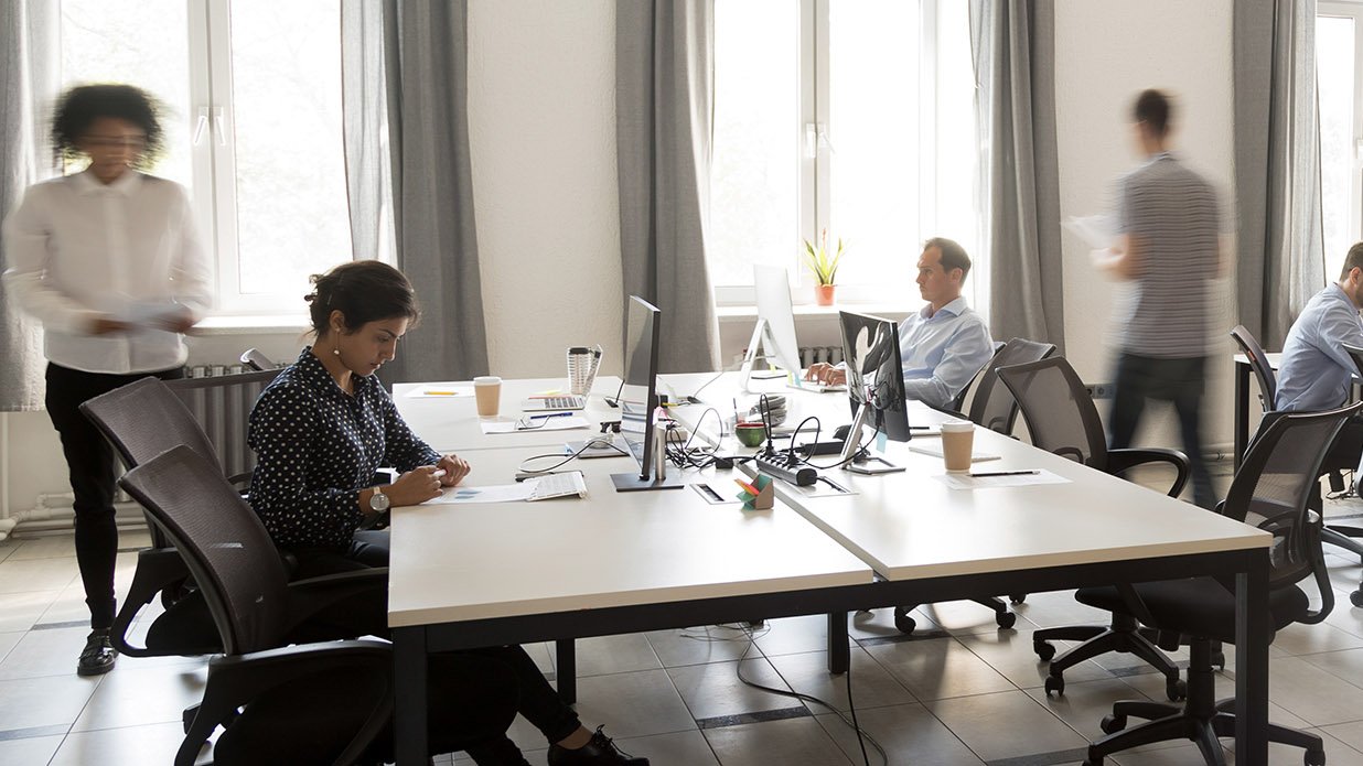 Fünf Personen in einem Büro