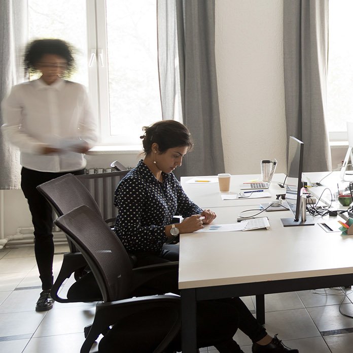 Fünf Personen in einem Büro