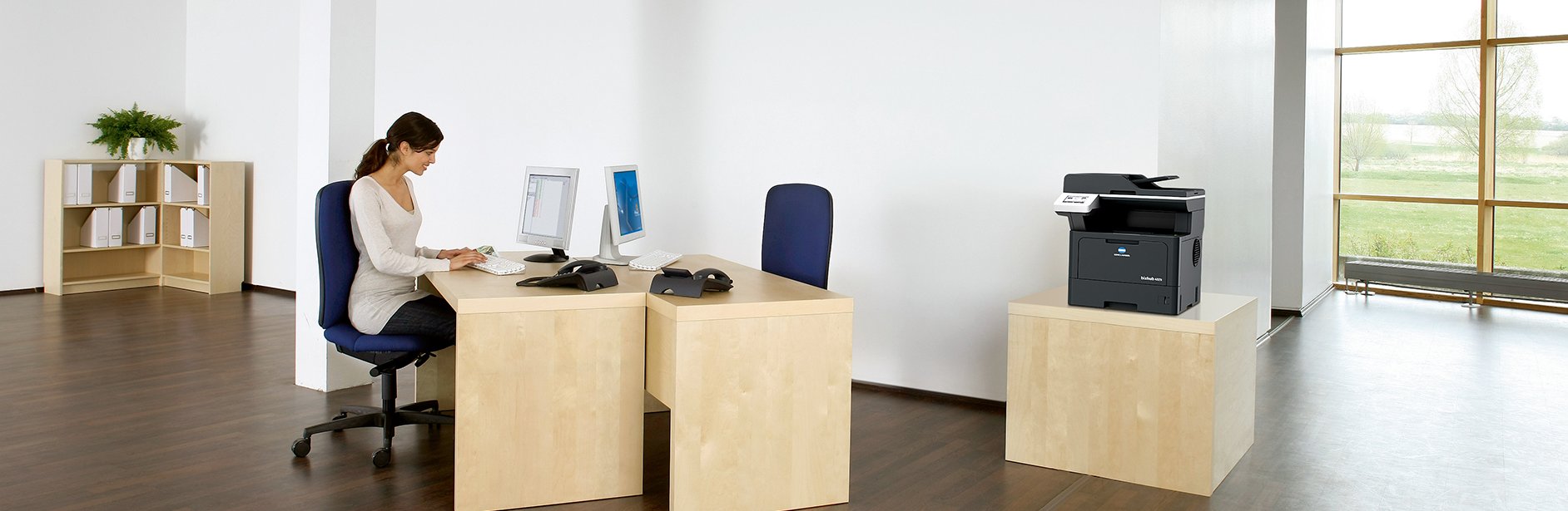 Frau sitzt an einem Schreibtisch