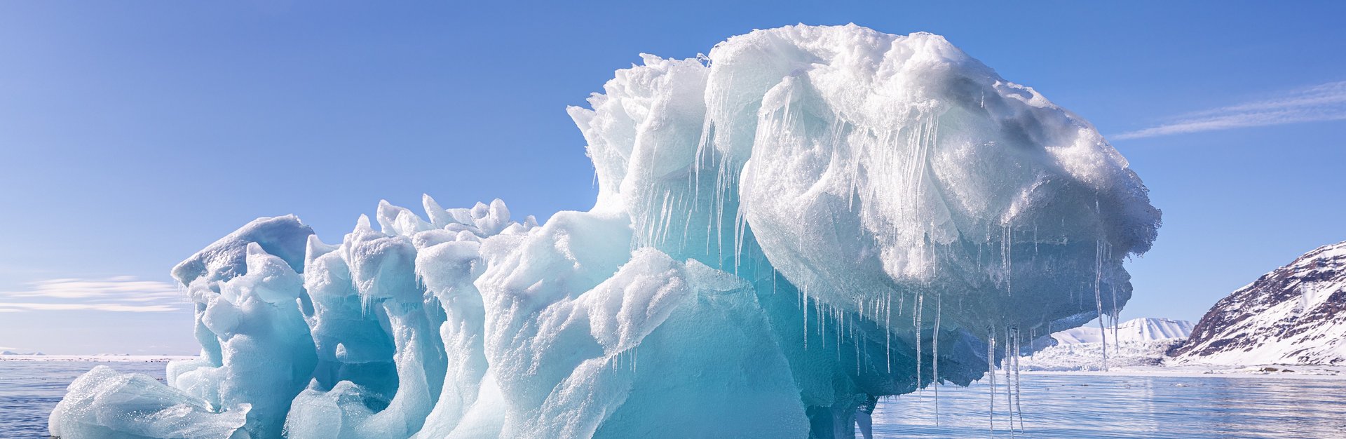 Eisberg im Wasser als Symbolbild für die Zusammenarbeit mit ClimatePartner