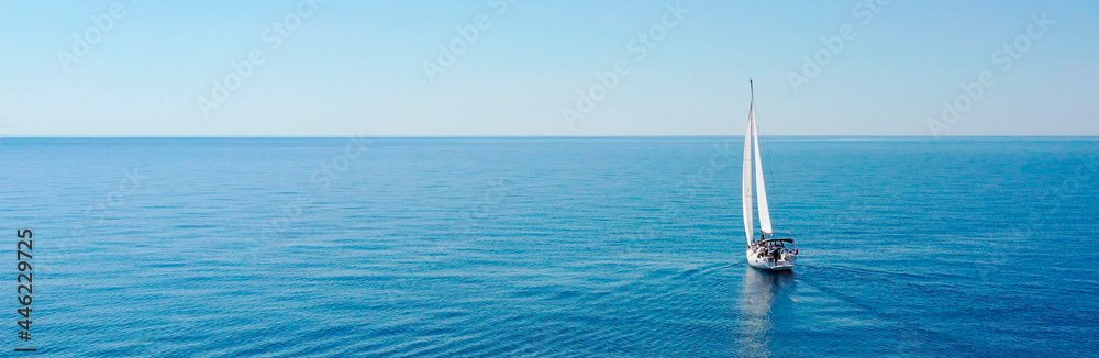 Un bateau en mer
