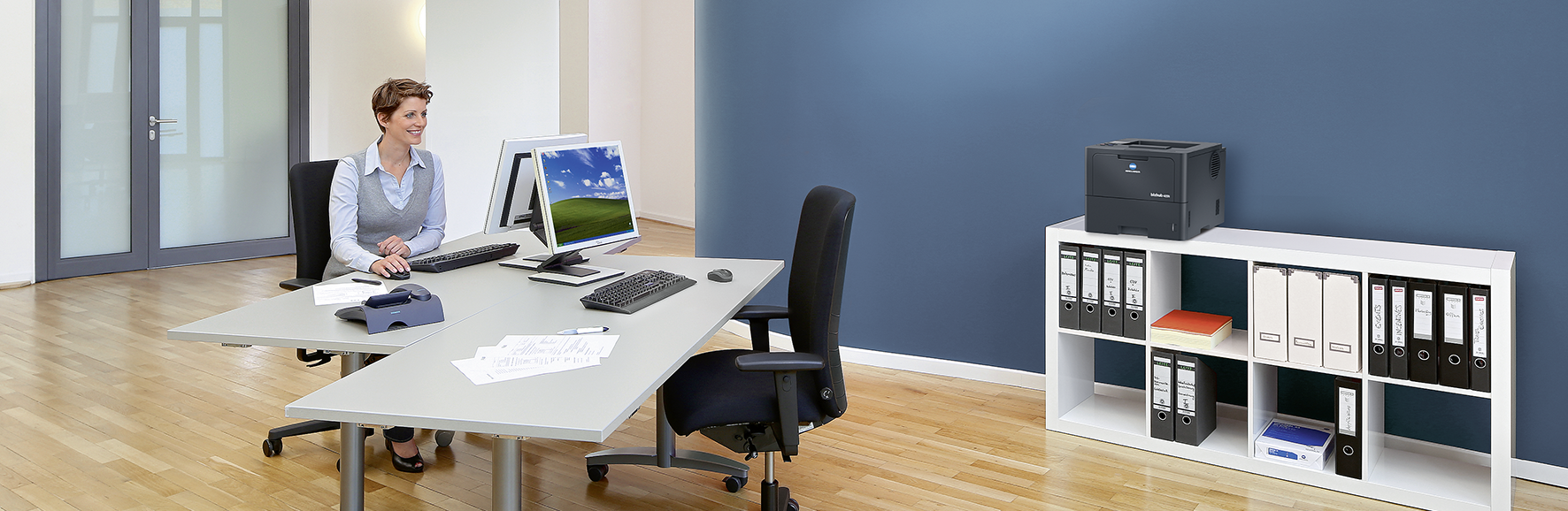 Frau sitzt an einem Schreibtisch