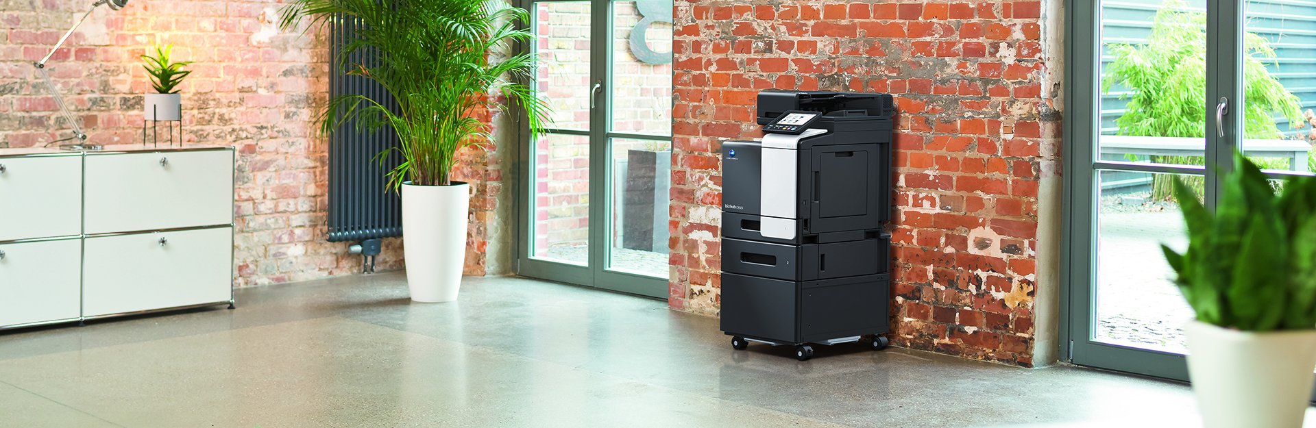 Konica Minolta bizhub C3351 vor einer Backsteinwand