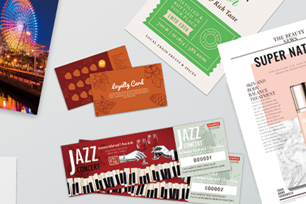 Bild von verschiedenen Drucksachen, produziert auf einer Fujifilm Revoria Press C285S