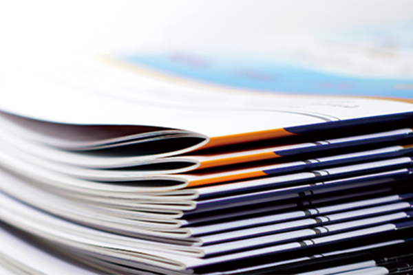 Nahaufnahmen von Broschüren, produziert auf einer Fujifilm Revoria Press C285S